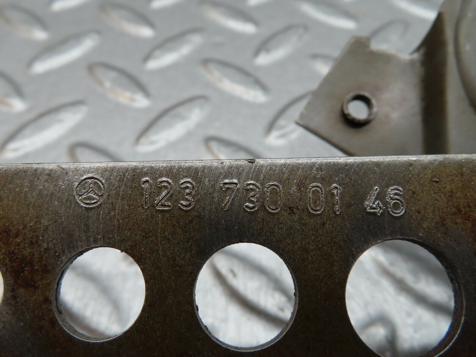 18045 Mercedes-Benz W123 200 Rear Left Manual Window Regulator 1237300146