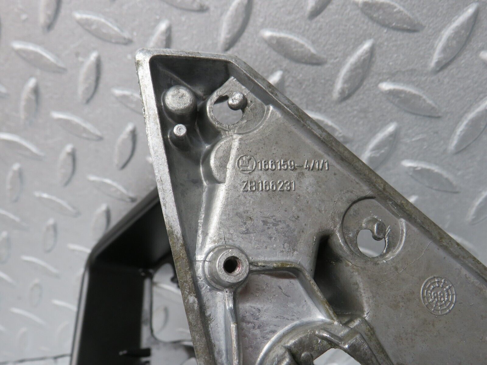 38200 Mercedes-Benz W201 190E 2.0L Wing Mirror Bracket With Frame Left 1248110541 1248110335