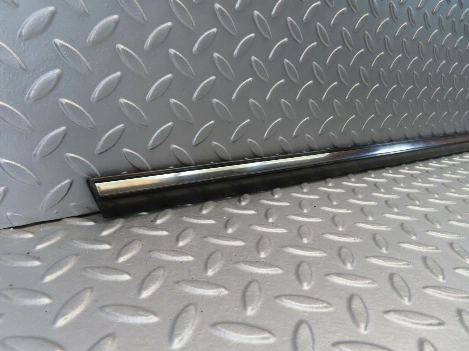 11044 Mercedes-Benz W123 Front Left Door Centre Moulding Trim