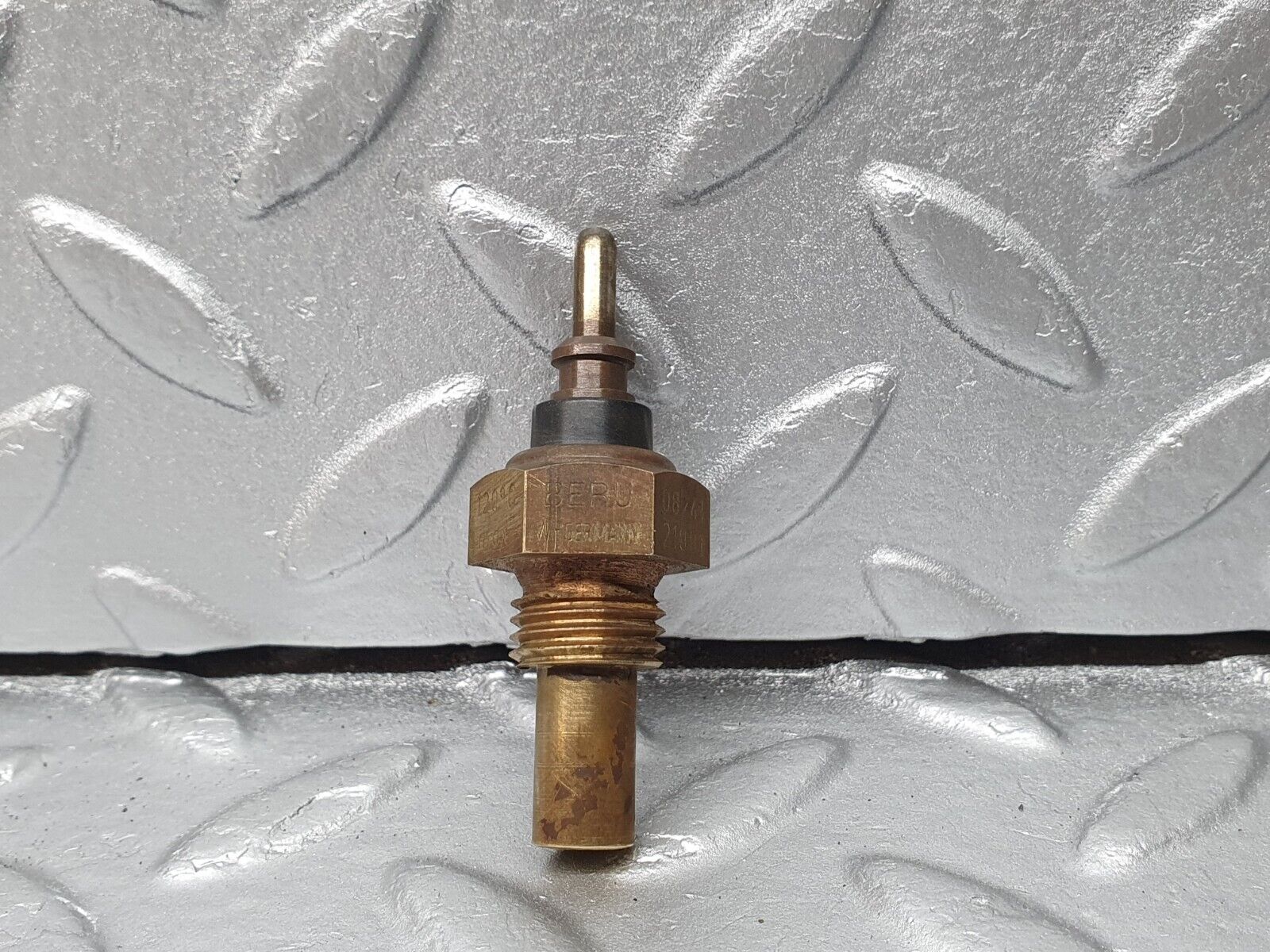 40860 Mercedes-Benz W123 300D Coolant Temperature Sensor Beru 0055422617