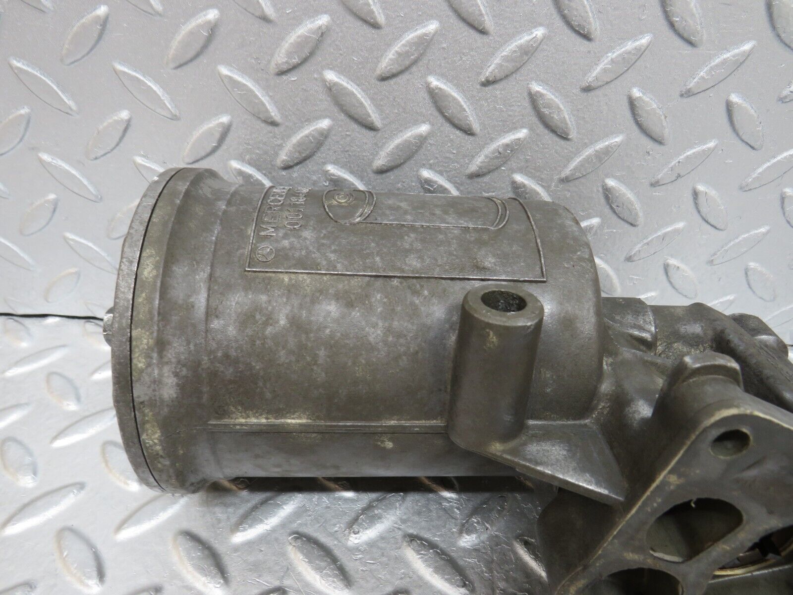 37150 Mercedes-Benz C126 420SEC Coupe Oil Filter Housing 0011846525 1171802511