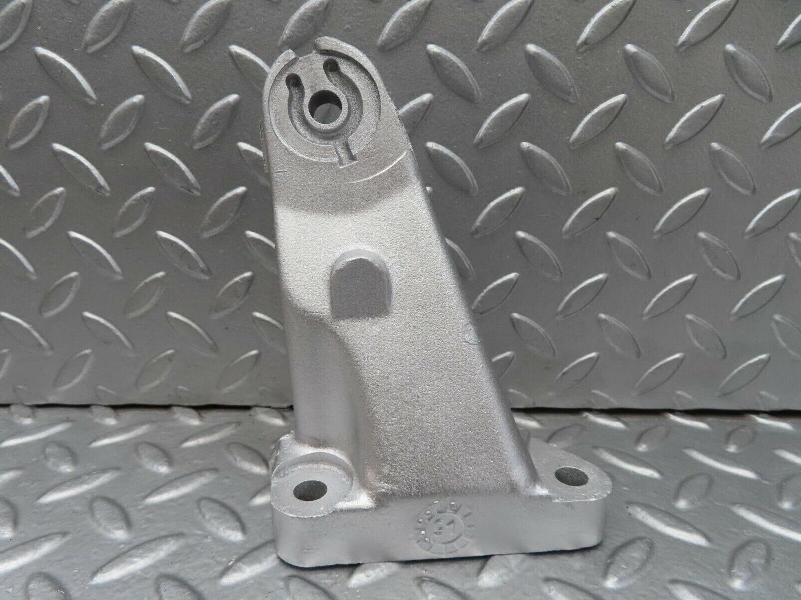 14762 Mercedes-Benz W201 190E Engine Mount Bracket Right Side 1022236204