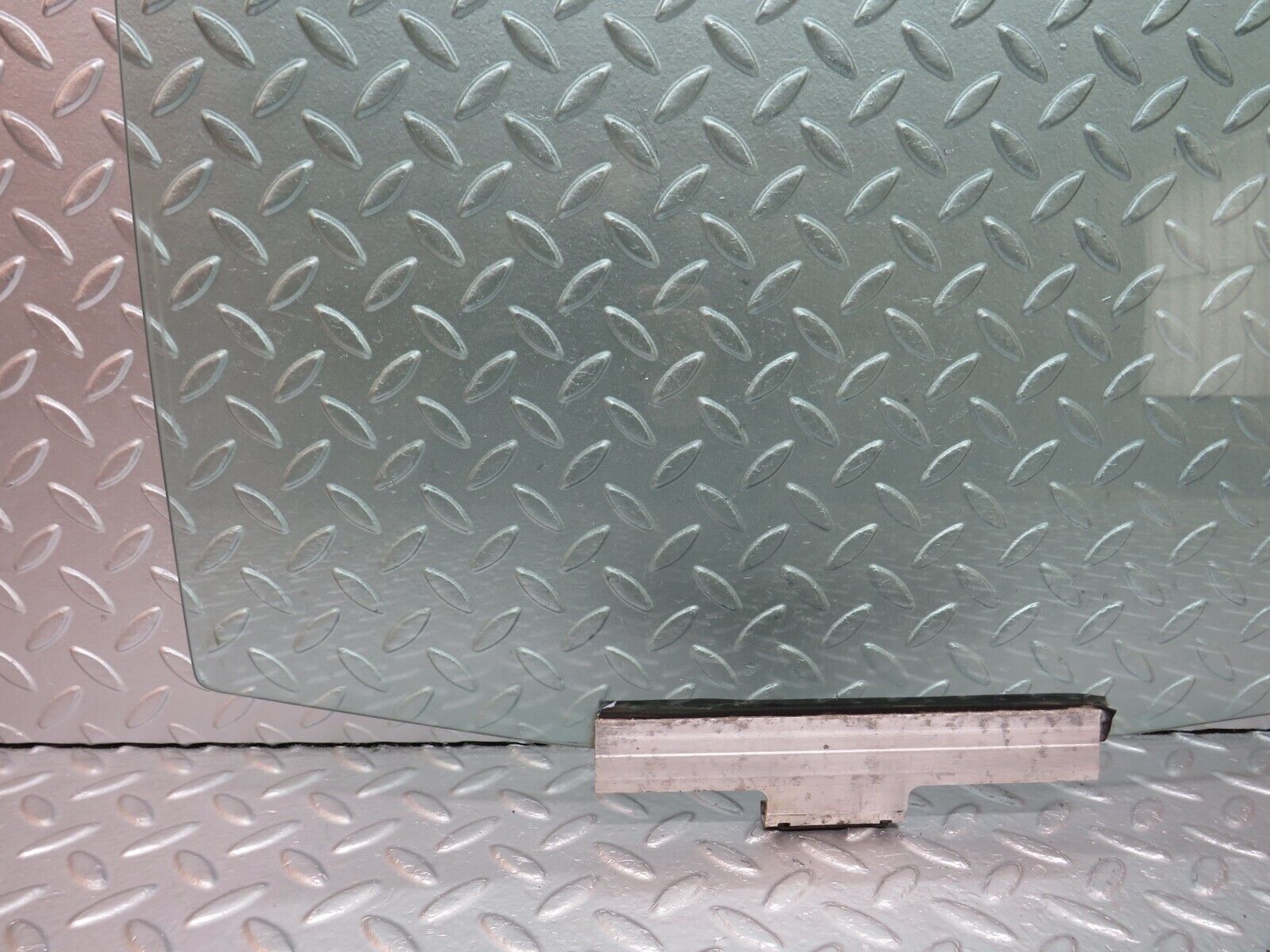 33992 Mercedes-Benz W124 260E Rear Right Door Window Glass