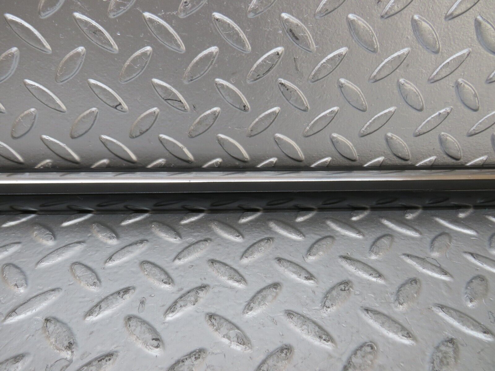 26080 Mercedes-Benz W116 450SE Front Left Door Centre Moulding Trim