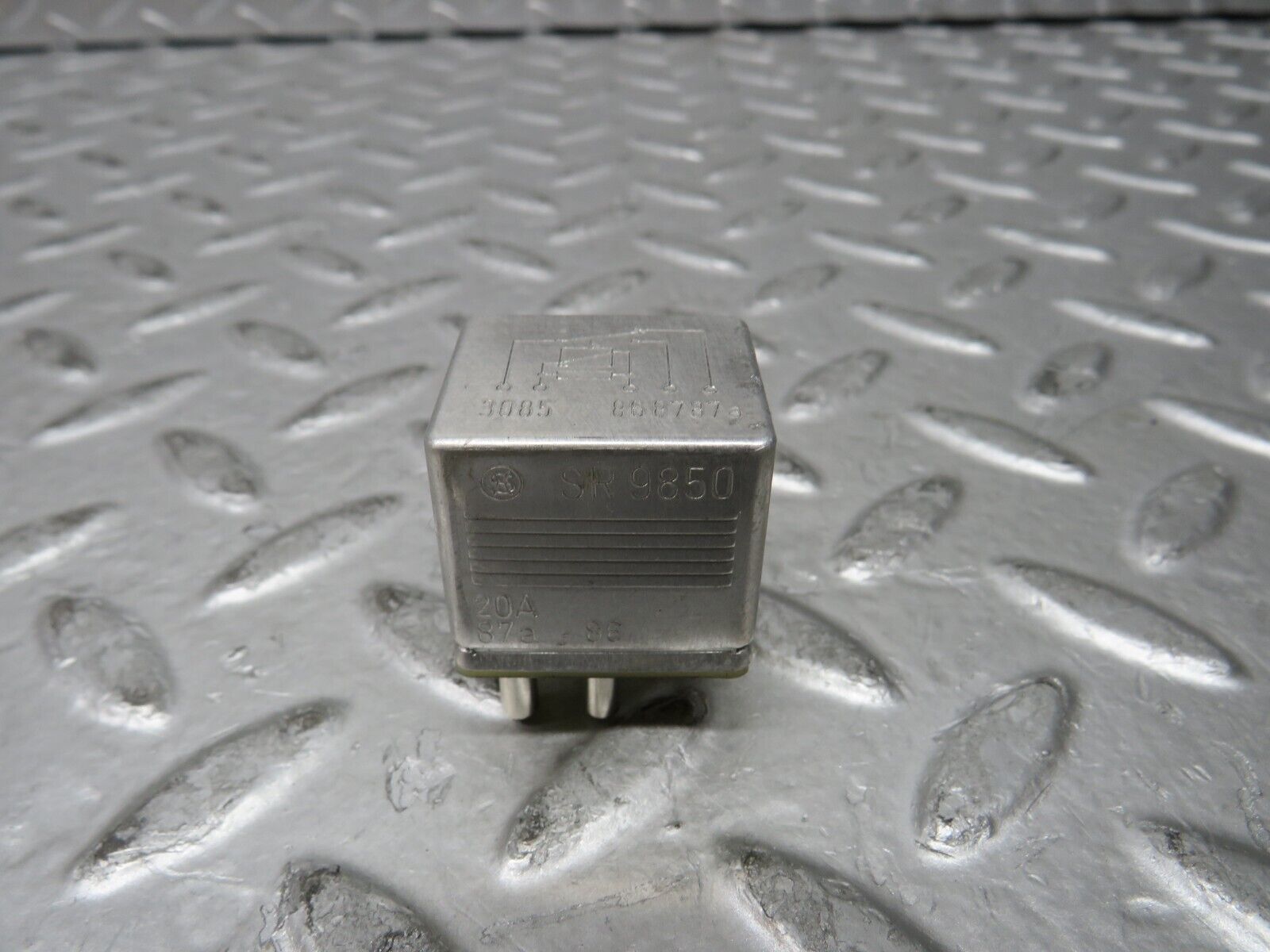 28666 Mercedes-Benz W123 230E Multi Purpose Relay 0015420219