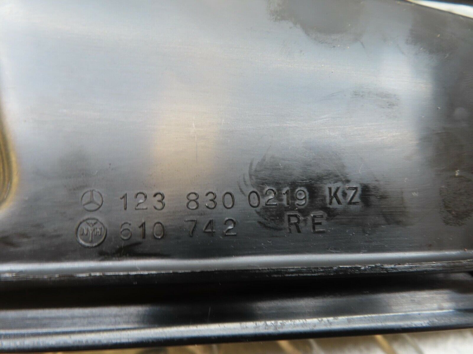 15880 Mercedes-Benz W123 280E Air Duct Vent Left And Right 1238300119