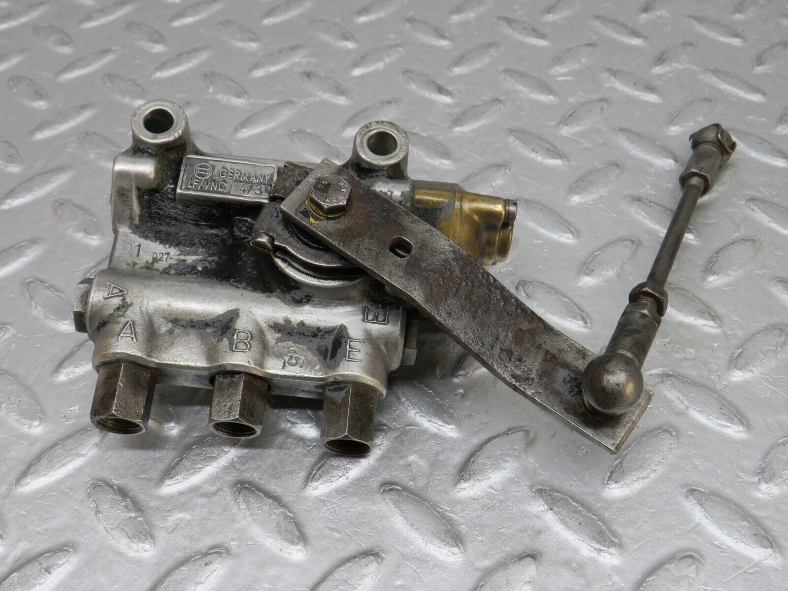 37548 Mercedes-Benz W109 300SEL Air Suspension Leveling Valve Bosch