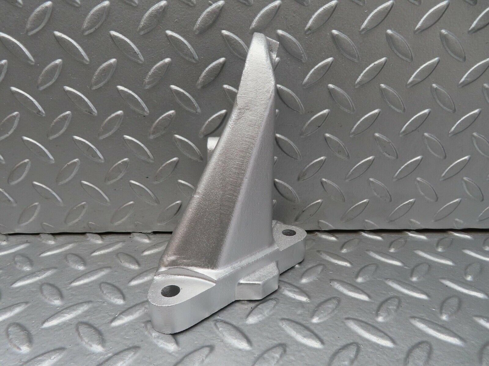 14762 Mercedes-Benz W201 190E Engine Mount Bracket Right Side 1022236204