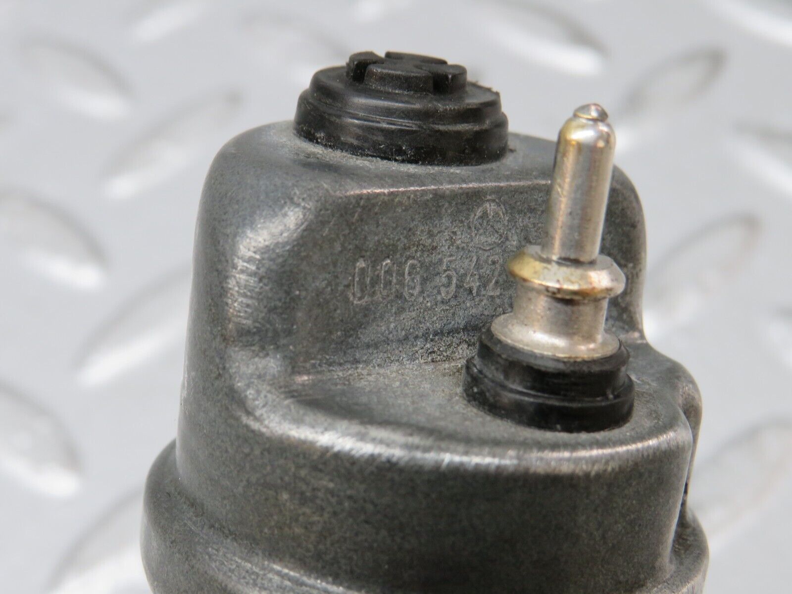 34244 Mercedes-Benz W124 260E Oil Pressure Sensor 0065429417