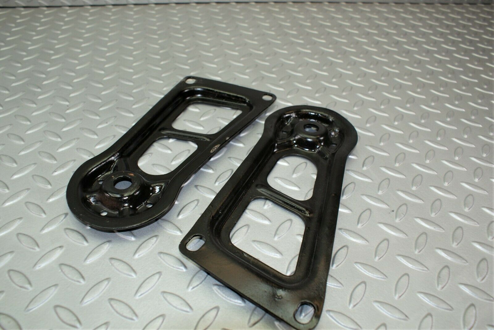 3207 Mercedes-Benz W115 220D Rear Suspension Axle Mounting Bracket