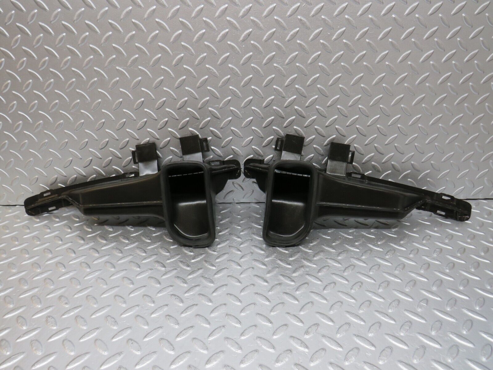 32434 Mercedes-Benz S124 300TE Wagon Air Duct Vent Pair