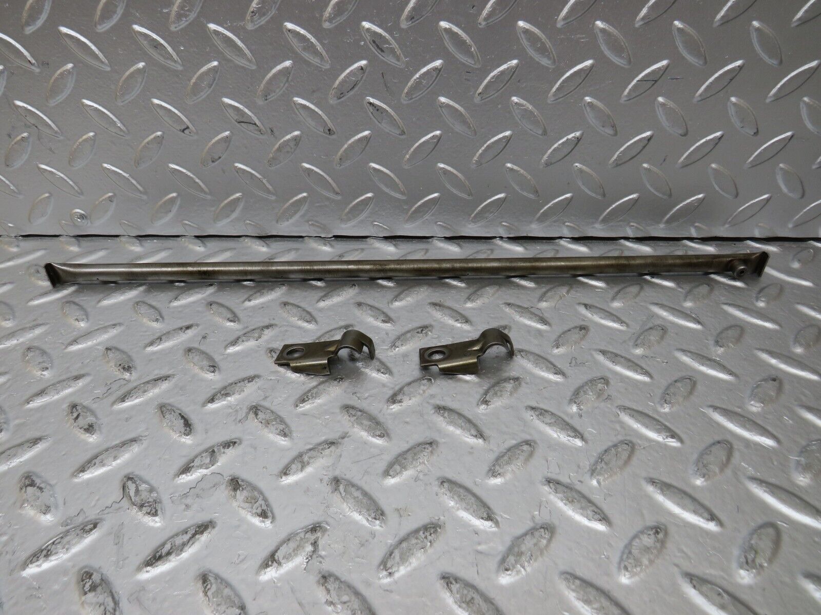 26093 Mercedes-Benz W123 200 Camshaft Oil Tube