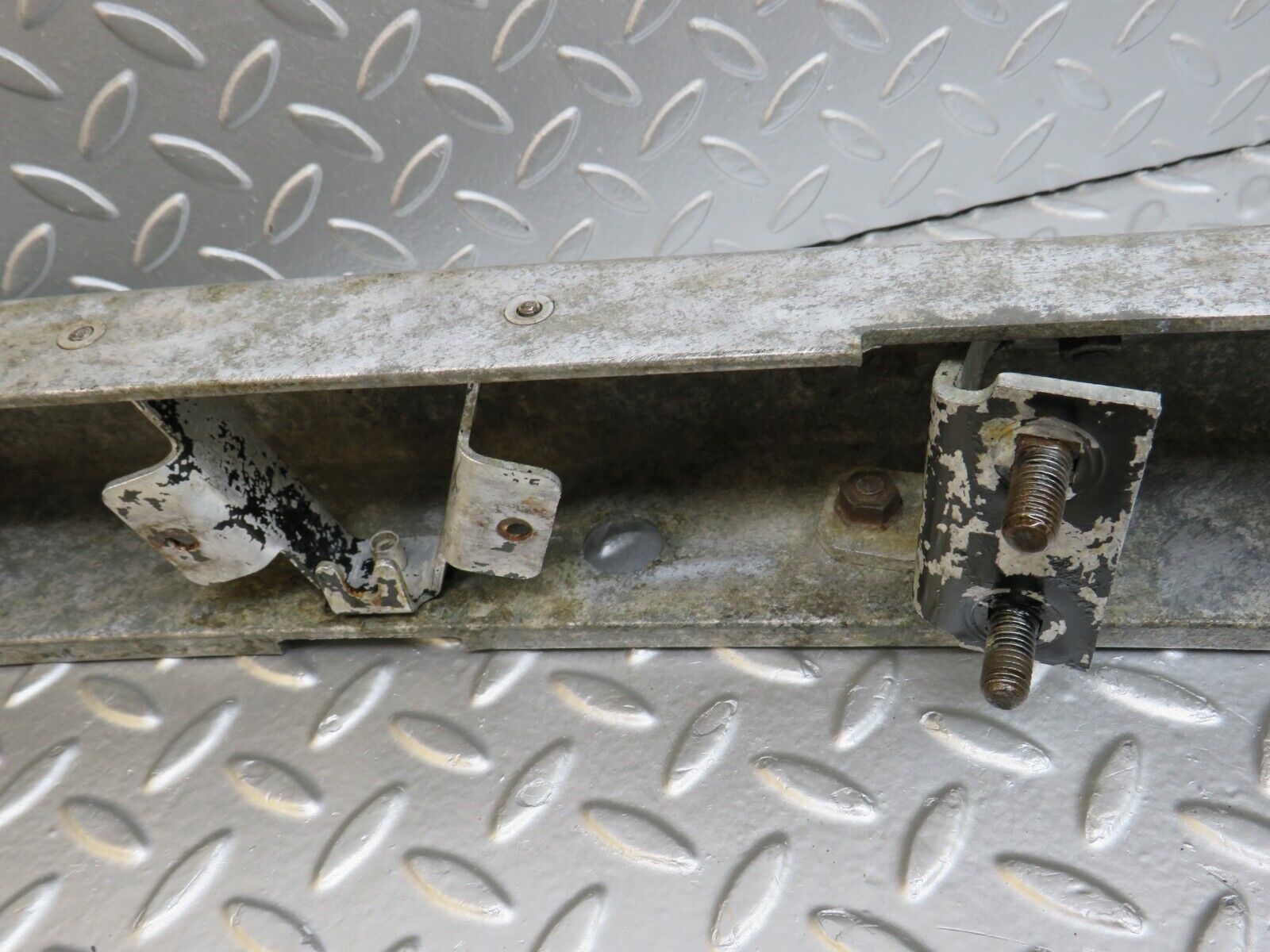 34463 Mercedes-Benz C126 380SEC Coupe Front Bumper Bracket 1268850101