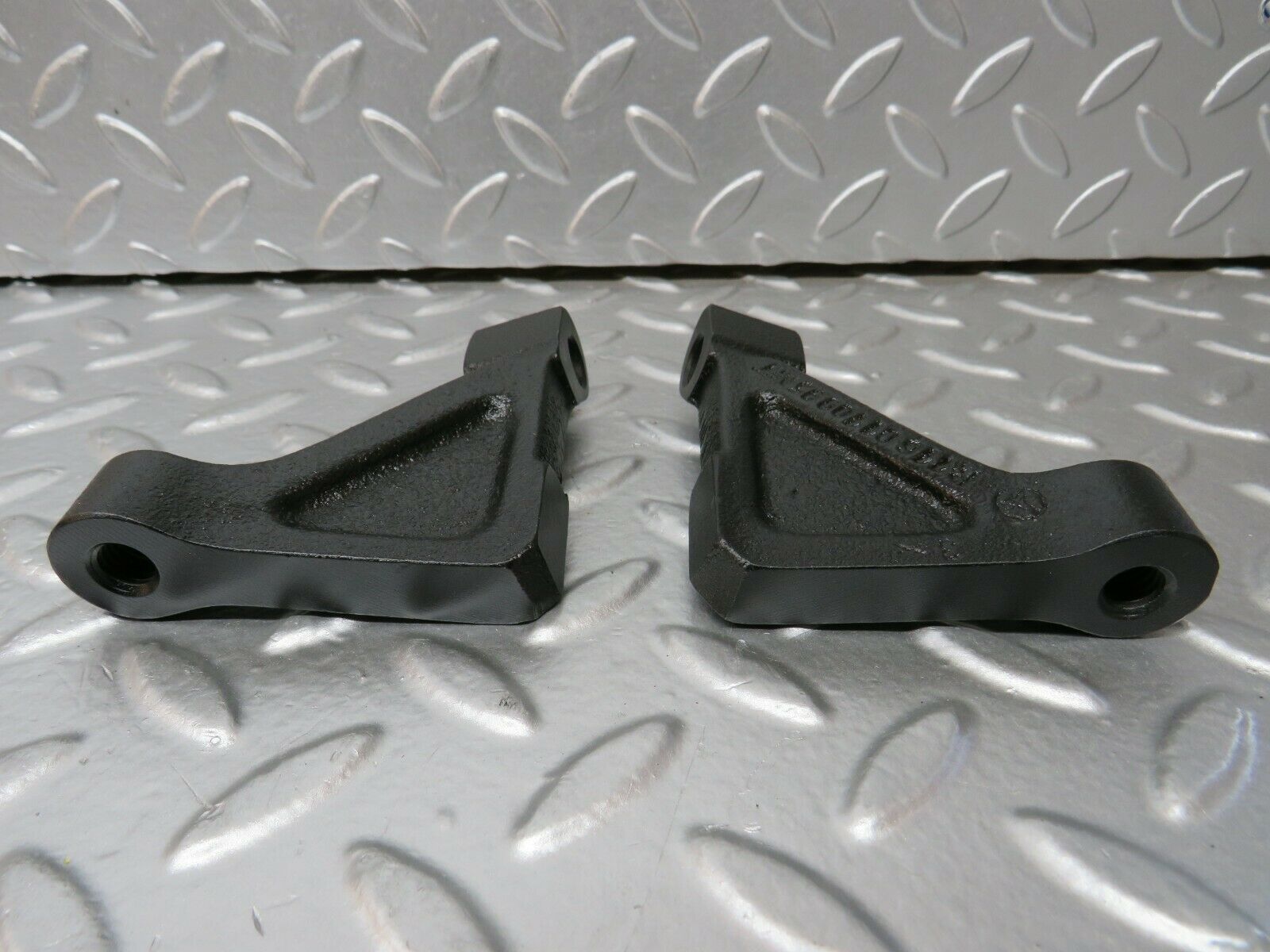 23905 Mercedes-Benz C107 450SL Engine Mount Bracket Pair 1160110895 1160110995