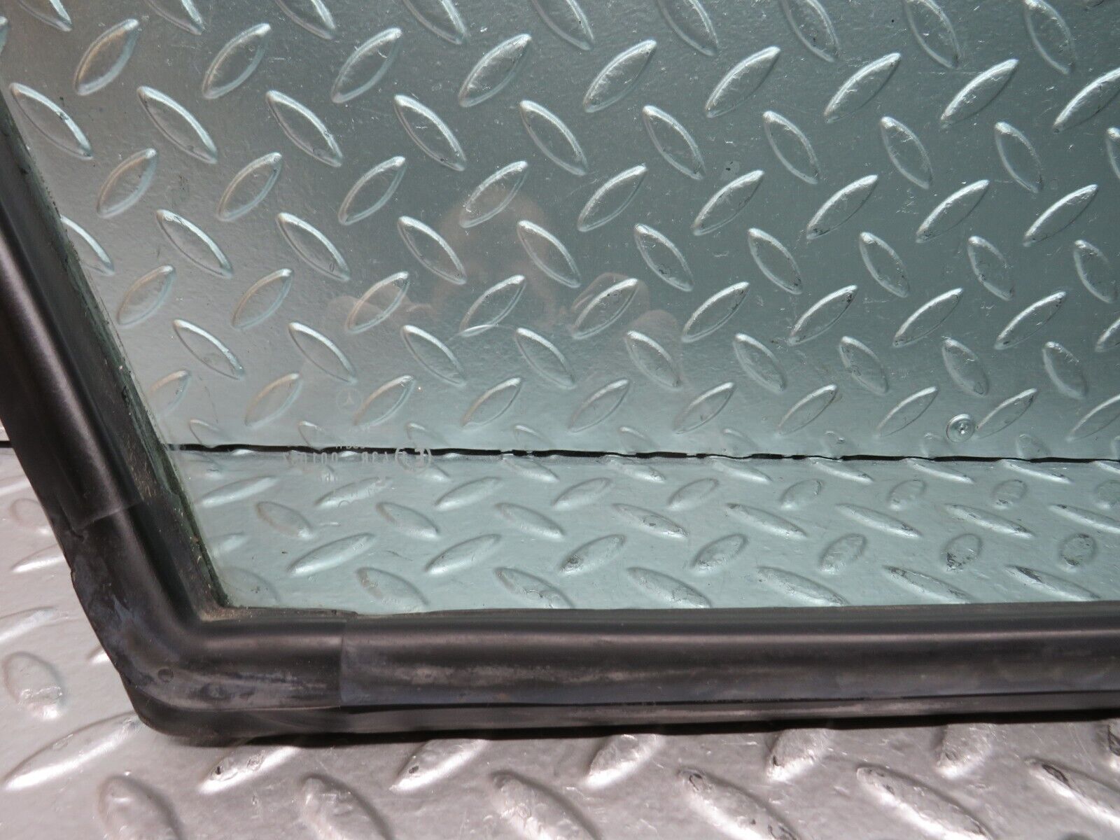 28395 Mercedes-Benz S123 240D Wagon Rear Right Window Glass 1238701039