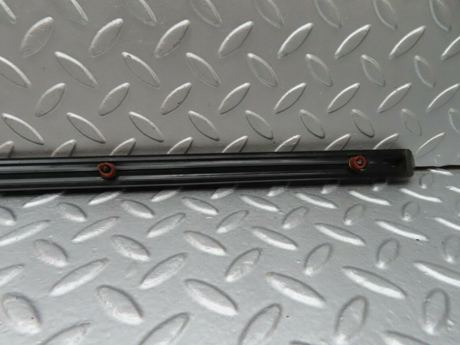 18004 Mercedes-Benz W123 200 Front Right Fender Wing Centre Moulding Trim