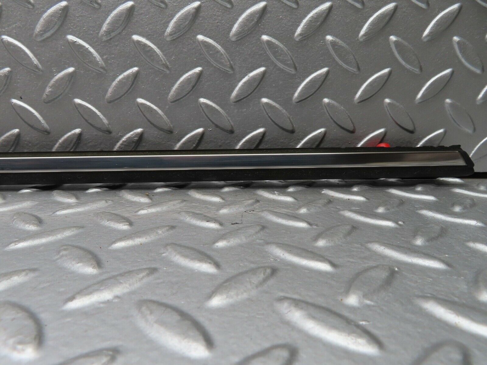 21102 Mercedes-Benz W123 230E Front Left Fender Wing Centre Moulding Trim