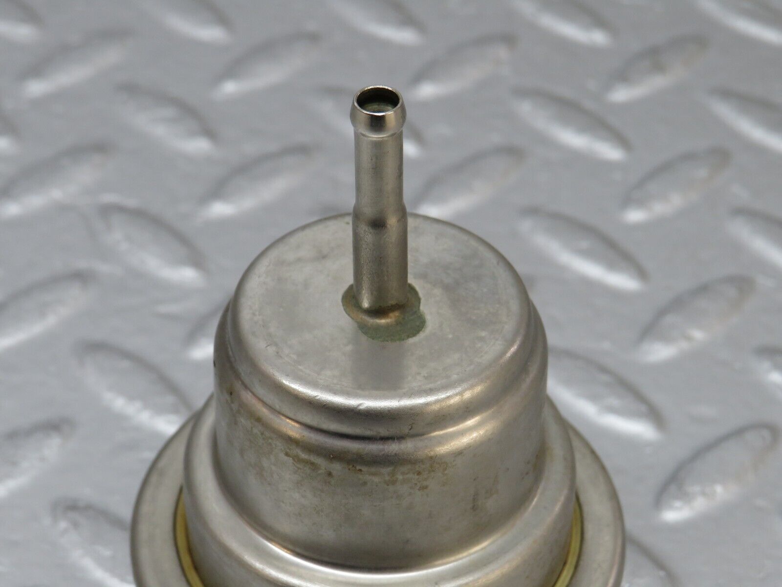 36572 Mercedes-Benz W201 190E 2.0L Fuel Pressure Regulator 0004760621