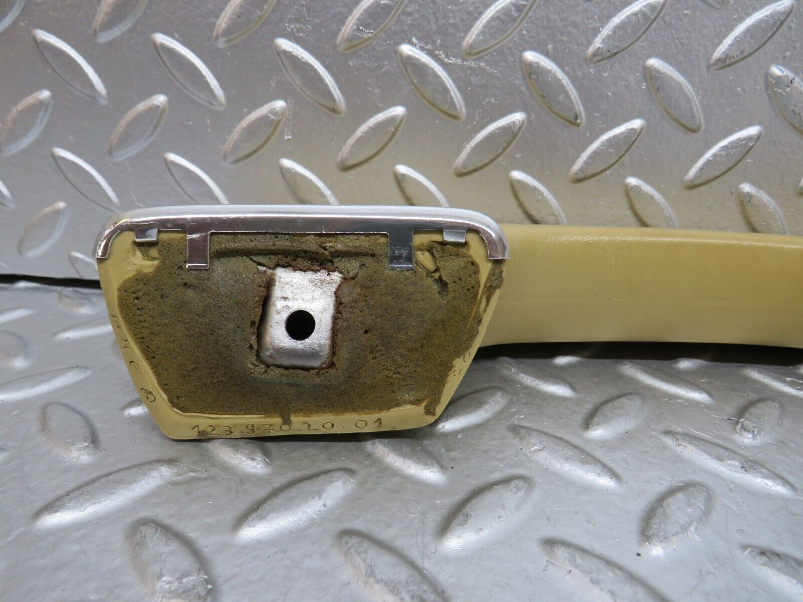 29654 Mercedes-Benz W123 230E Front Right Interior Door Handle 1239702001