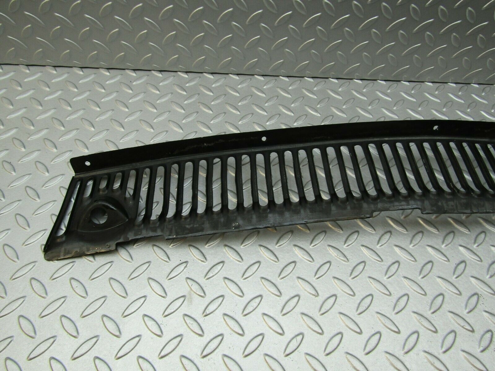 3344 Mercedes-Benz W115 220D External Air Ventilation Grille