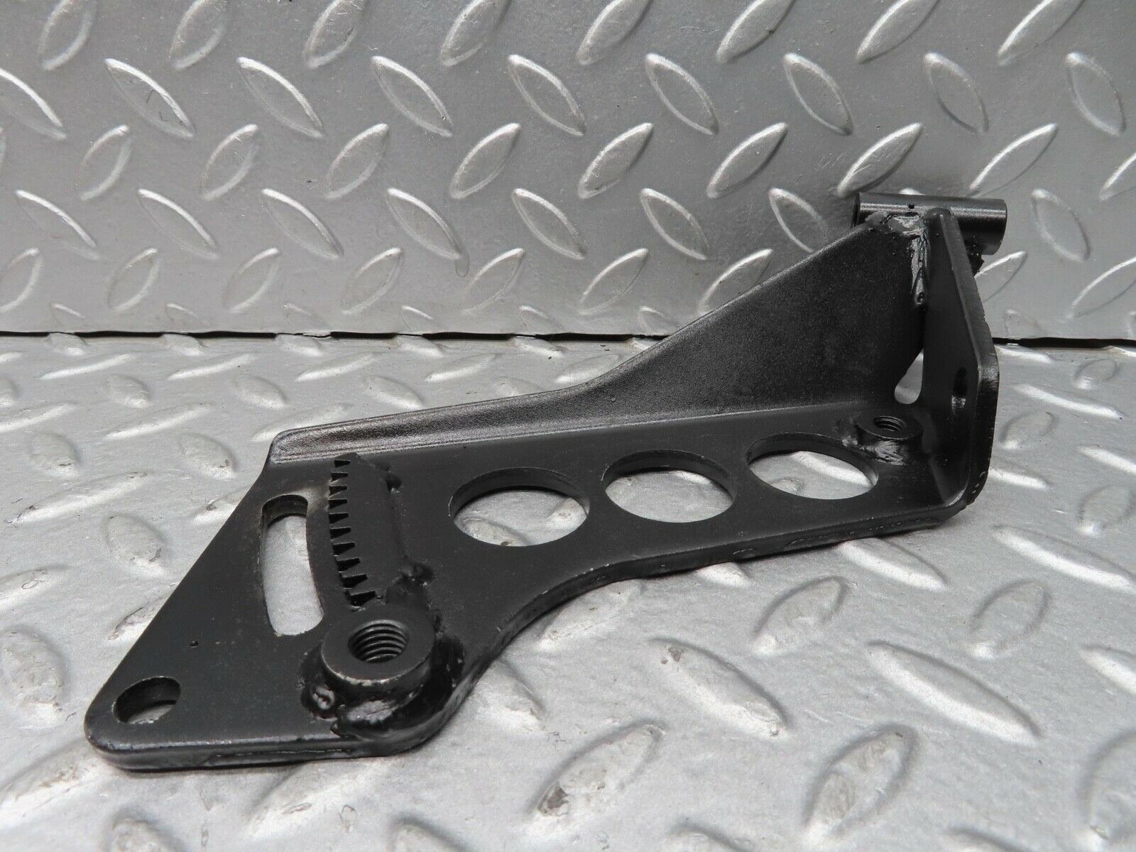 14512 Mercedes-Benz C107 280 SLC Power Steering Pump Bracket