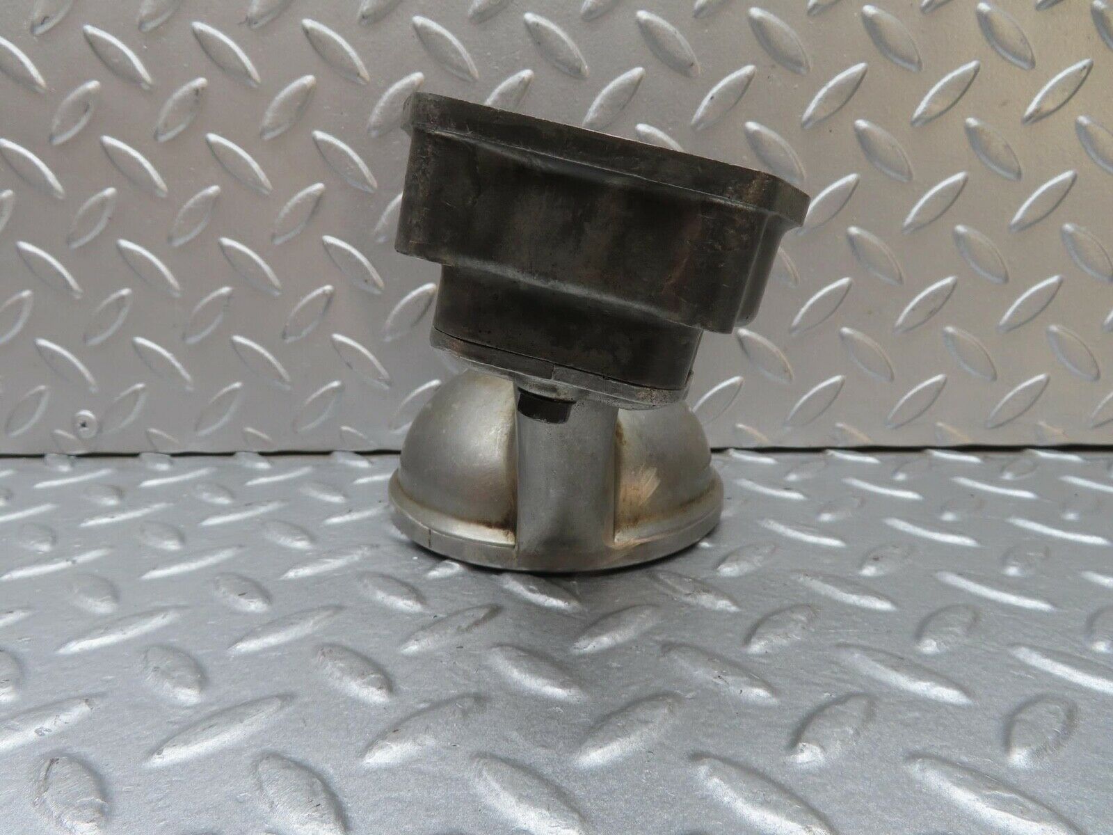 12961 Mercedes-Benz W111 220SE Oil Pump Housing 1801860501