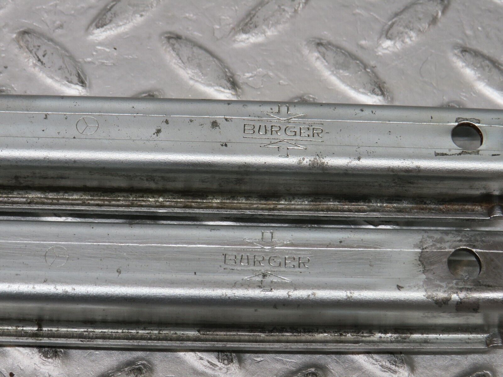 37085 Mercedes-Benz C126 420SEC Coupe Front Left Seat Rail Pair