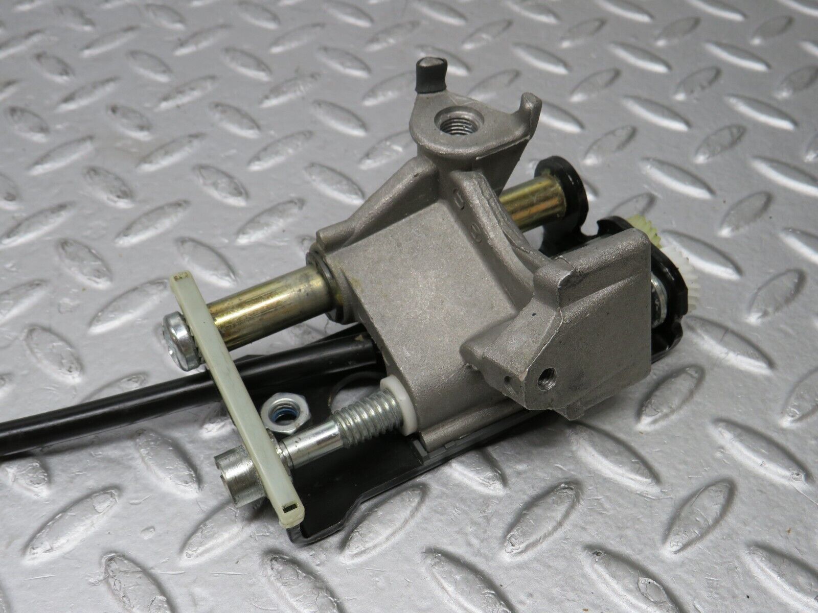 36820 Mercedes-Benz R129 300SL-24 Front Right Seat Adjustment Motor Bosch 1298200742 0390206653