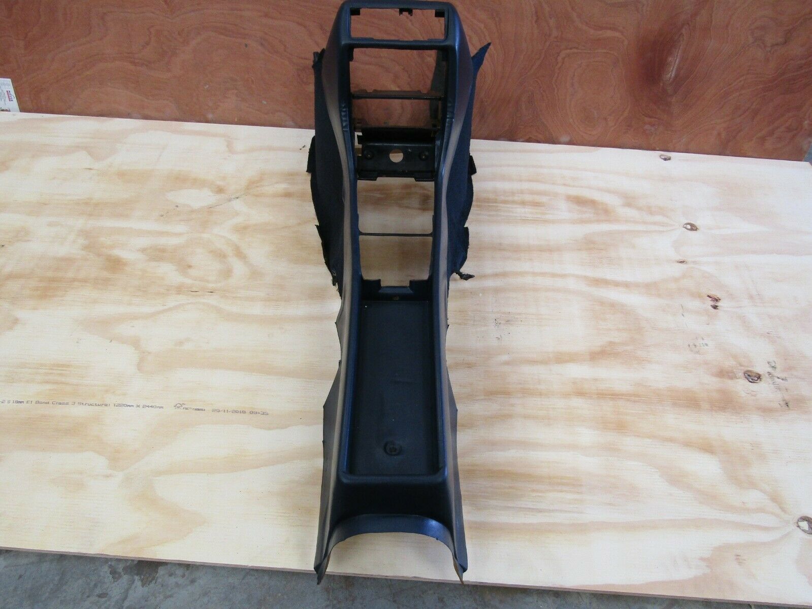 1344 Mercedes-Benz V123 240D LWB Centre Console Blue