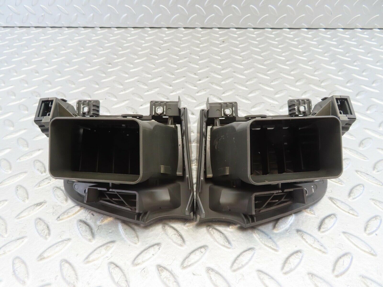 11076 Mercedes-Benz W221 S320 Dasboard Air Vents Left And Right