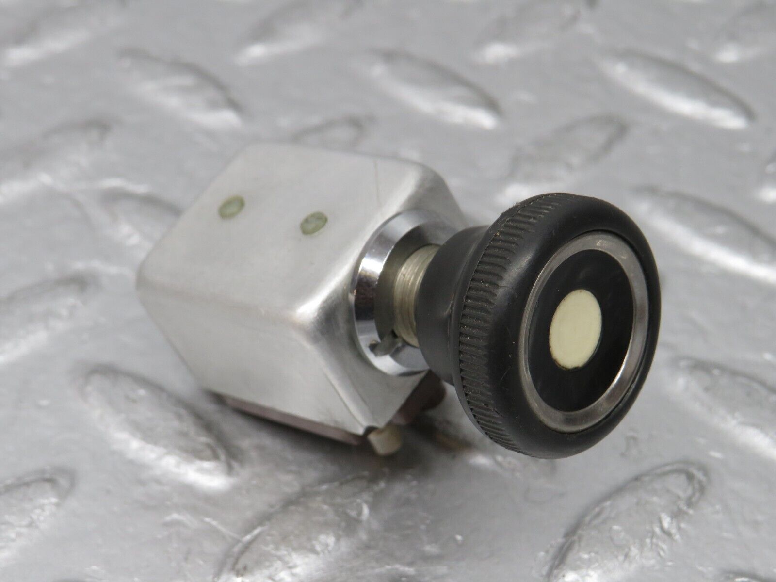 37529 Mercedes-Benz W109 300SEL 3 Pin Pull Switch 31263001