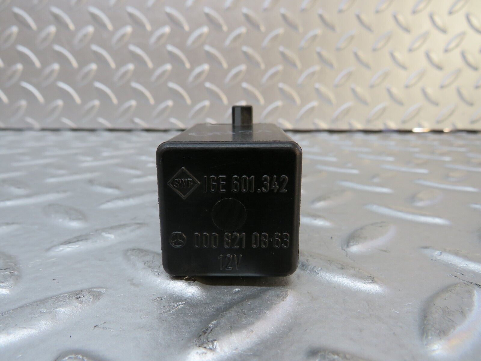 29835 Mercedes-Benz W123 230E Intermittent Wiper Relay 0008210863