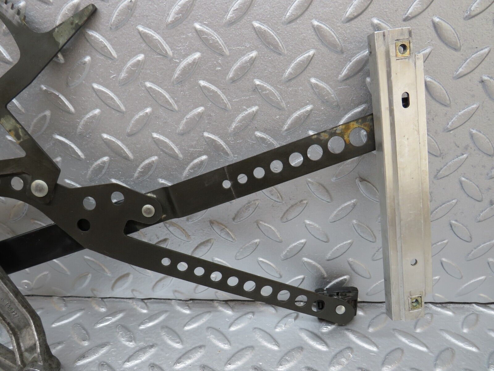 35988 Mercedes-Benz W126 420SE Front Left Power Window Regulator