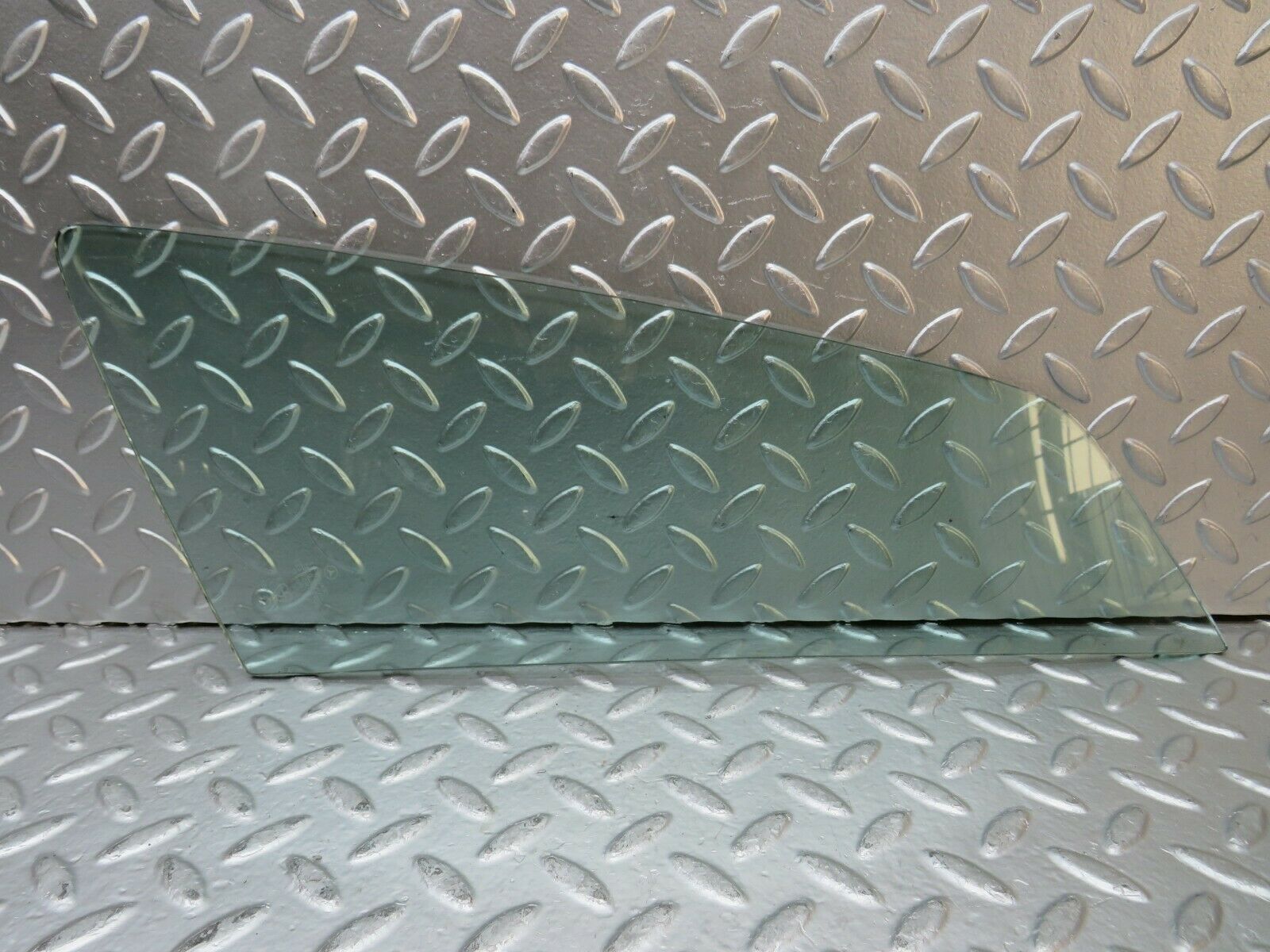 22853 Mercedes-Benz C107 450SLC Coupe Rear Right Quarter Window Glass Tinted