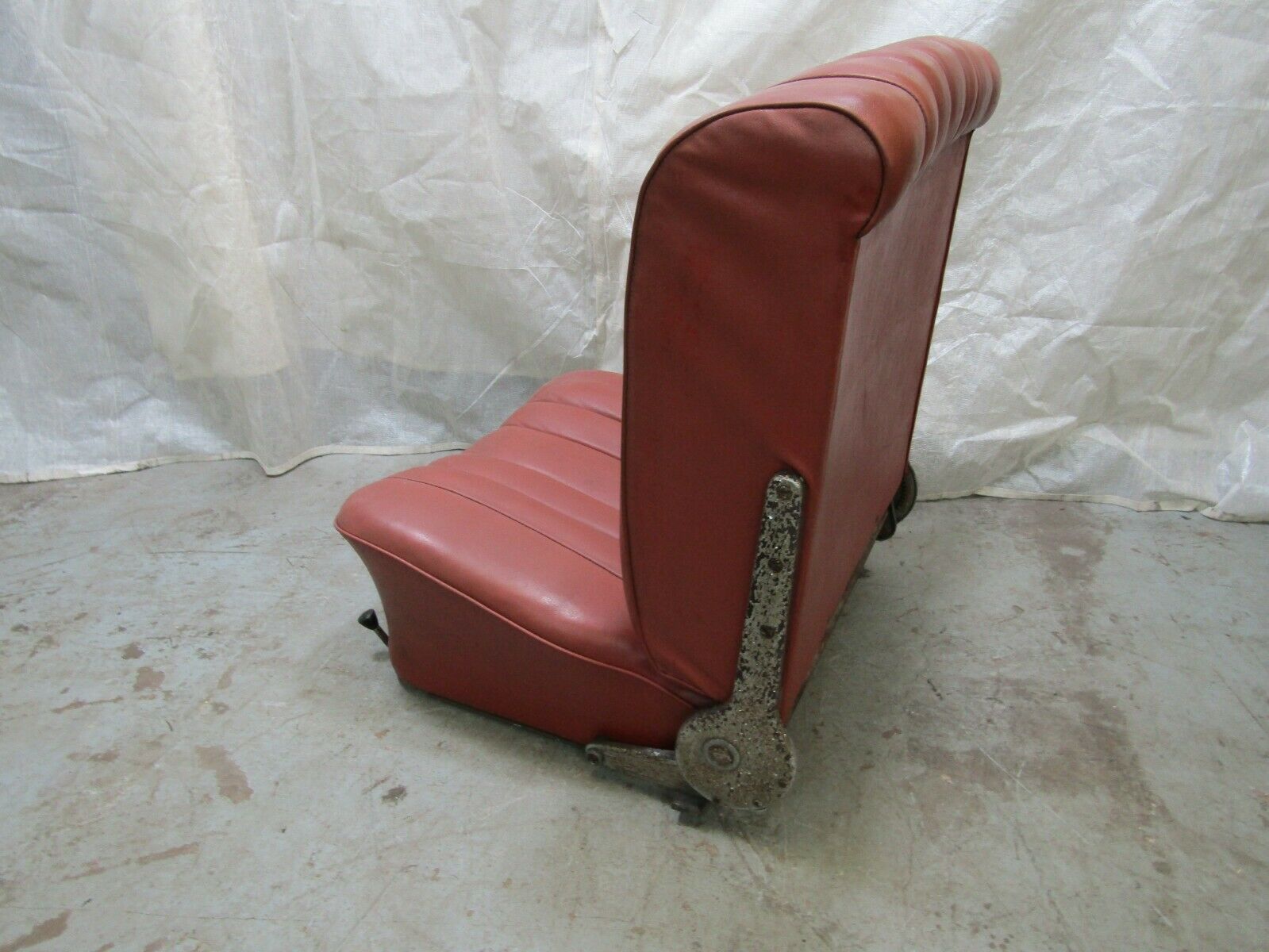 3255 Mercedes-Benz W105 PONTON Front Right Seat Passenger Seat Red Faux Leather