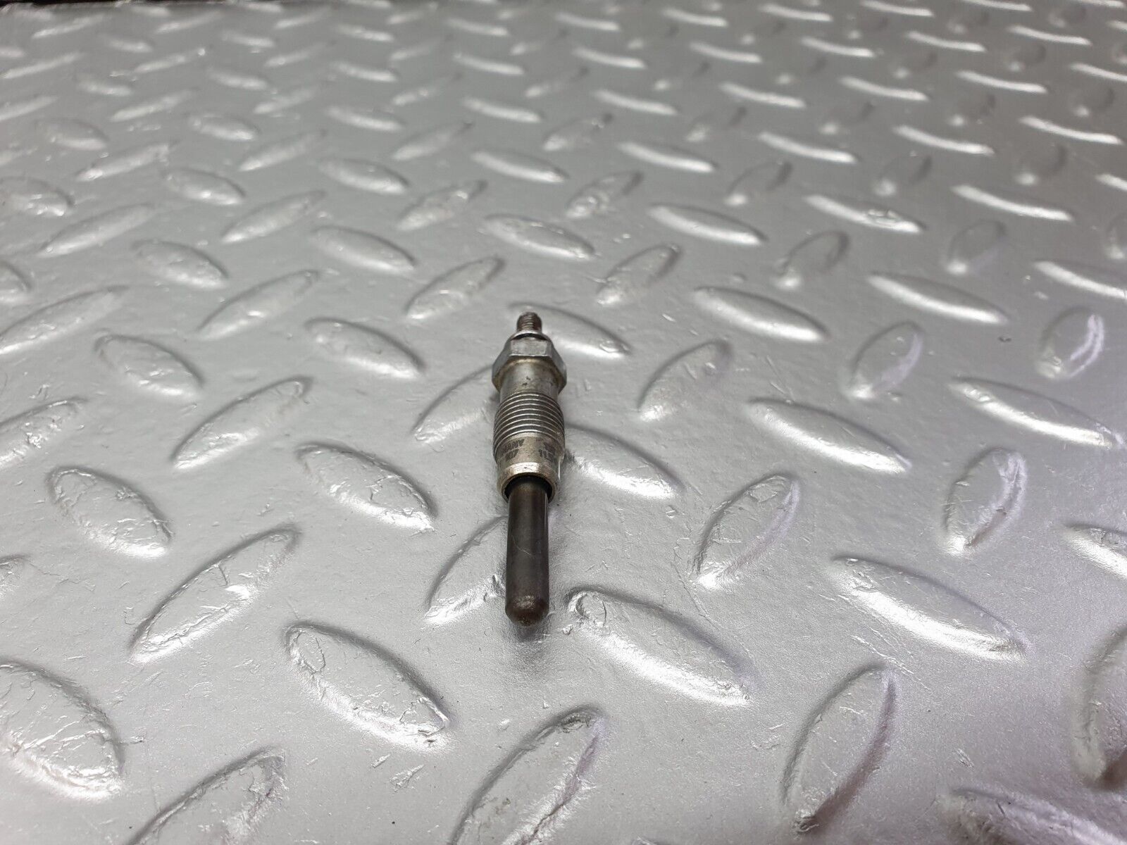 40849 Mercedes-Benz W123 300D Glow Plug Beru 0100221107