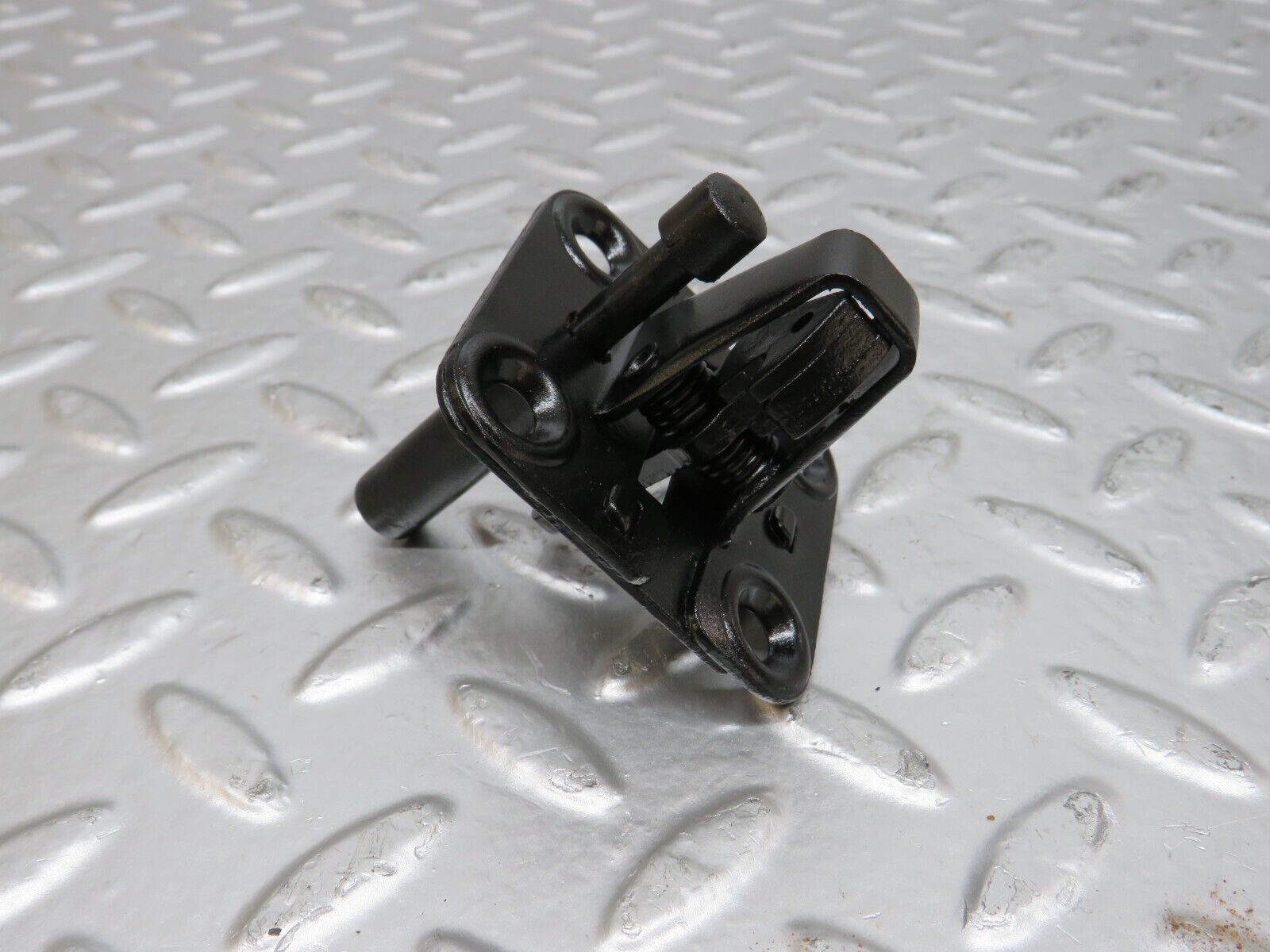 25418 Mercedes-Benz W123 200 Bonnet Lock Catch