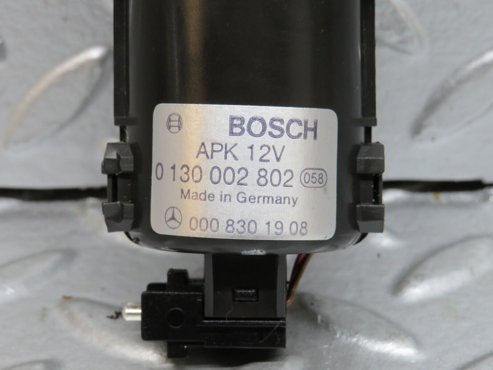 29467 Mercedes-Benz W124 230E Temperature Sensor 0008301908 0130002802