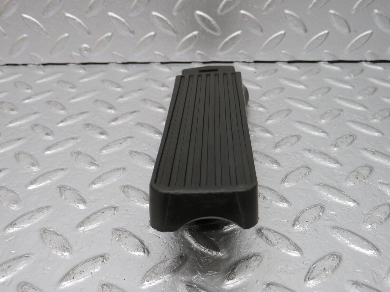 32597 Mercedes-Benz S124 300TE Wagon Accelerator Pedal With Rubber 1233010082