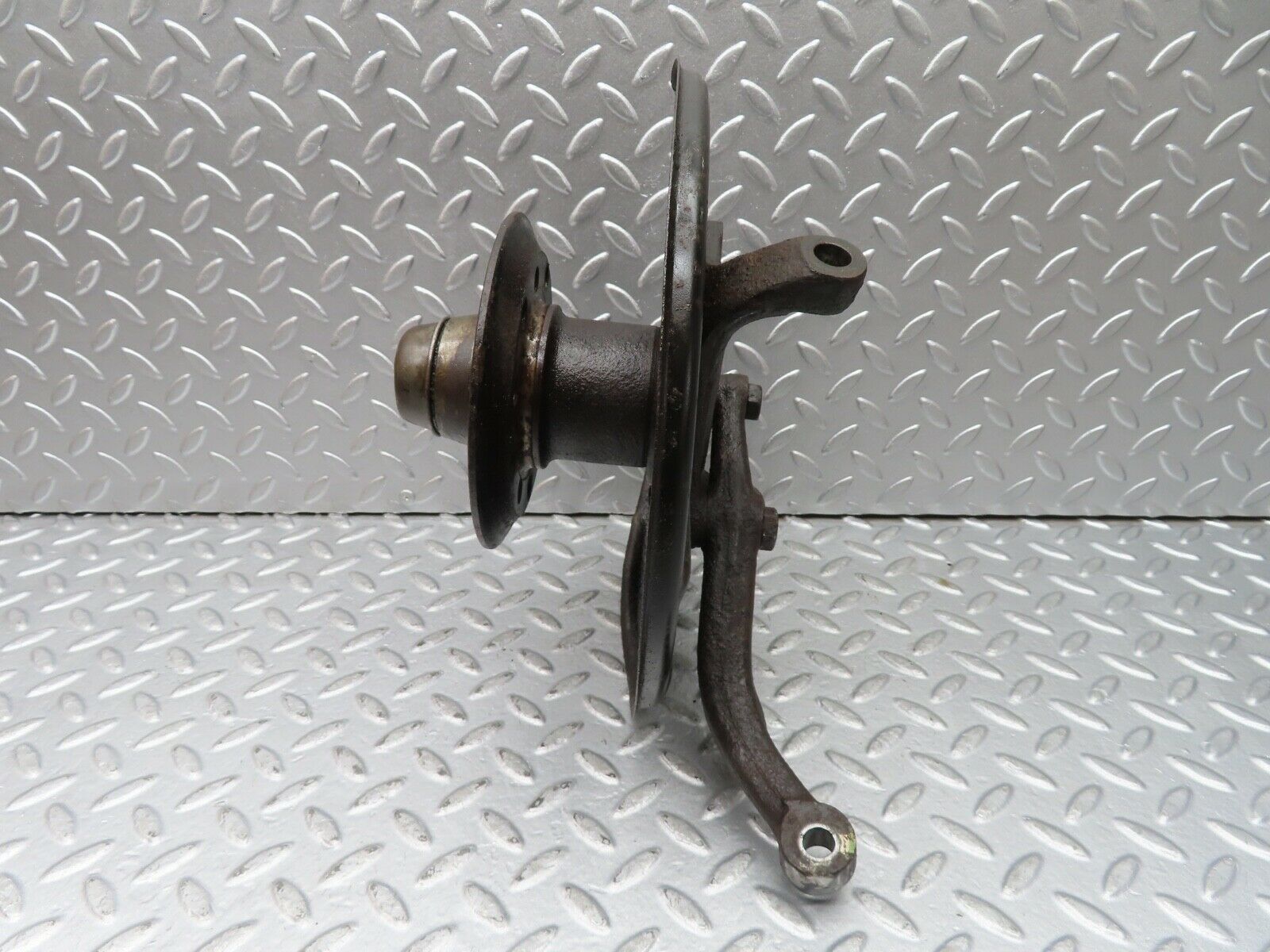 20490 Mercedes-Benz W114 280CE Coupe Front Left Wheel Hub