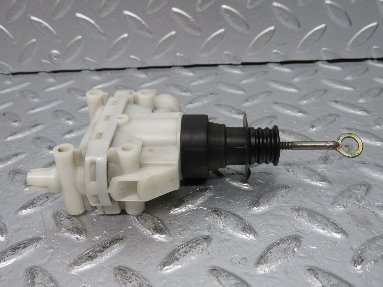 31638 Mercedes-Benz W201 190LE 1.8L Door Lock Vacuum Actuator Front Left