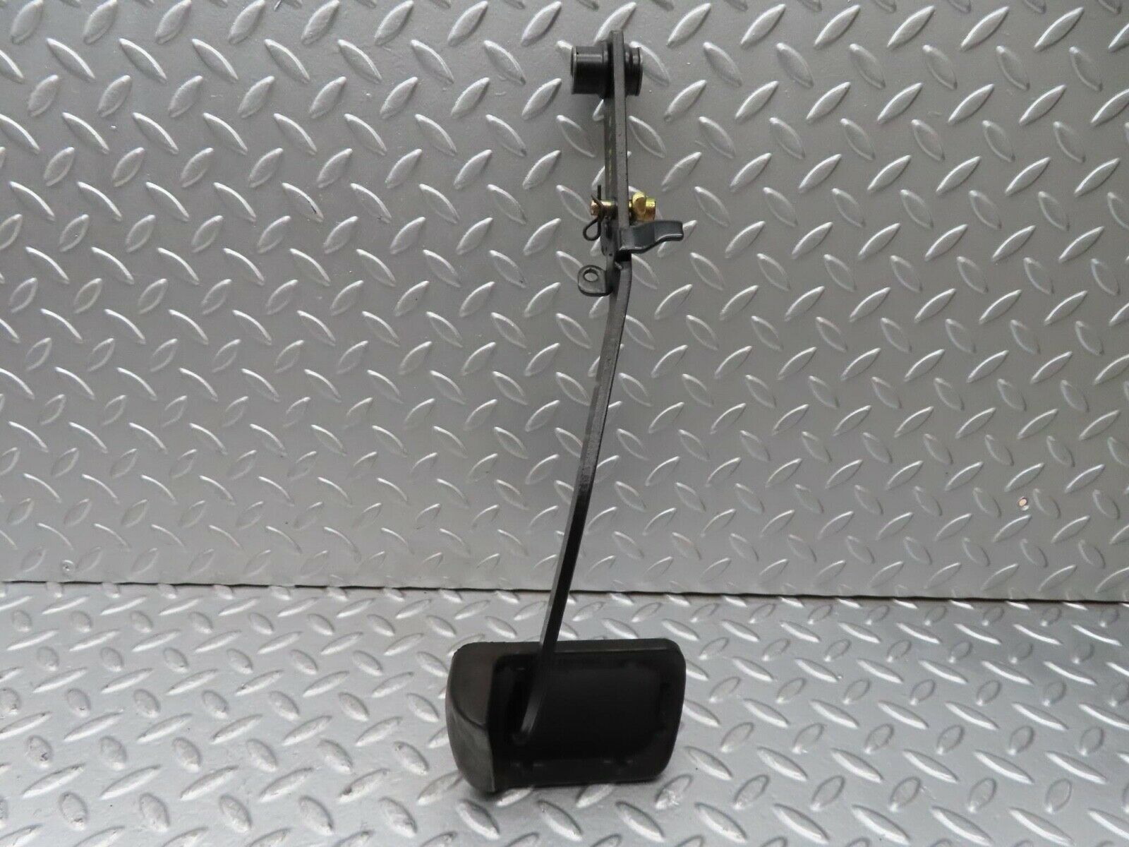 14691 Mercedes-Benz W201 190E Brake Pedal 1232910082