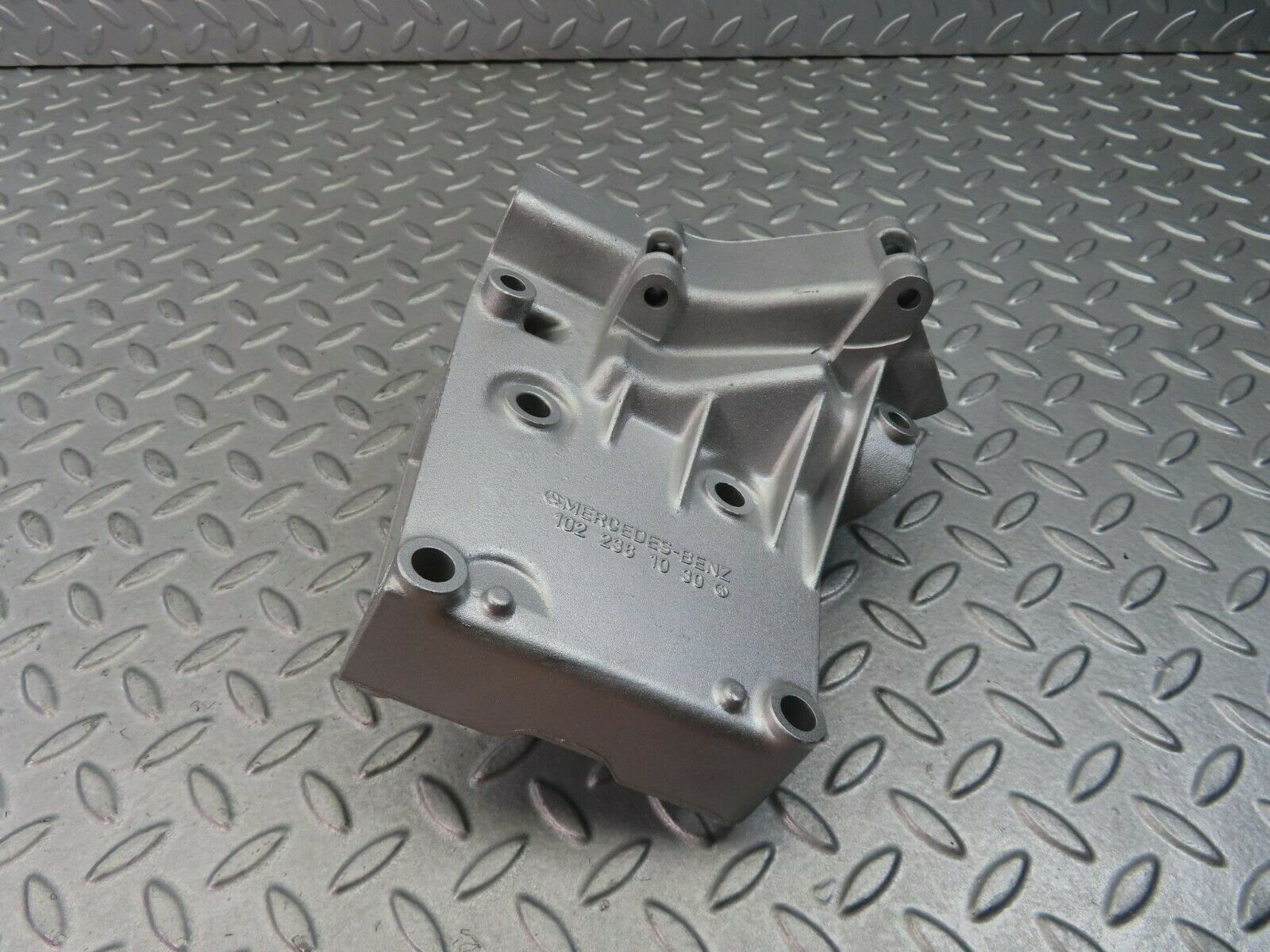 8323 Mercedes-Benz W124 Power Steering Pump Bracket 1022361030