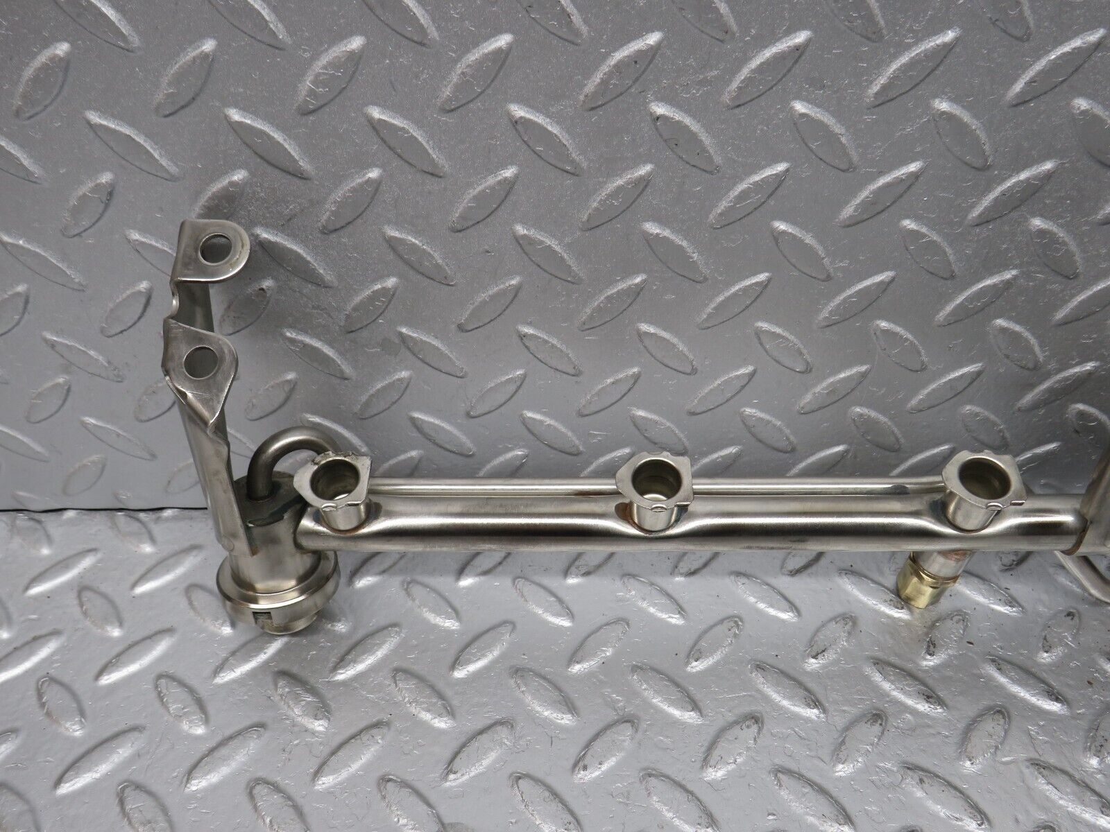 39441 Mercedes-Benz R129 320SL Coupe Fuel Injector Rail With Fuel Pressure Regulator 1040701395