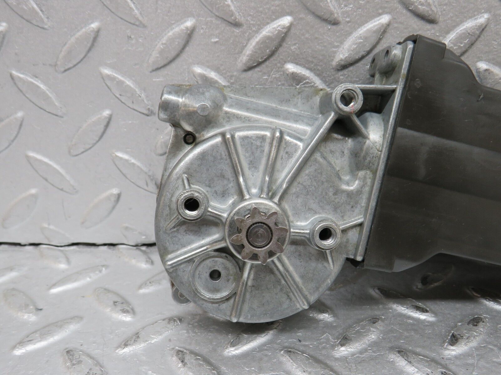 37420 Mercedes-Benz W109 300SEL Rear Left Window Regulator Motor Bosch 0132001101