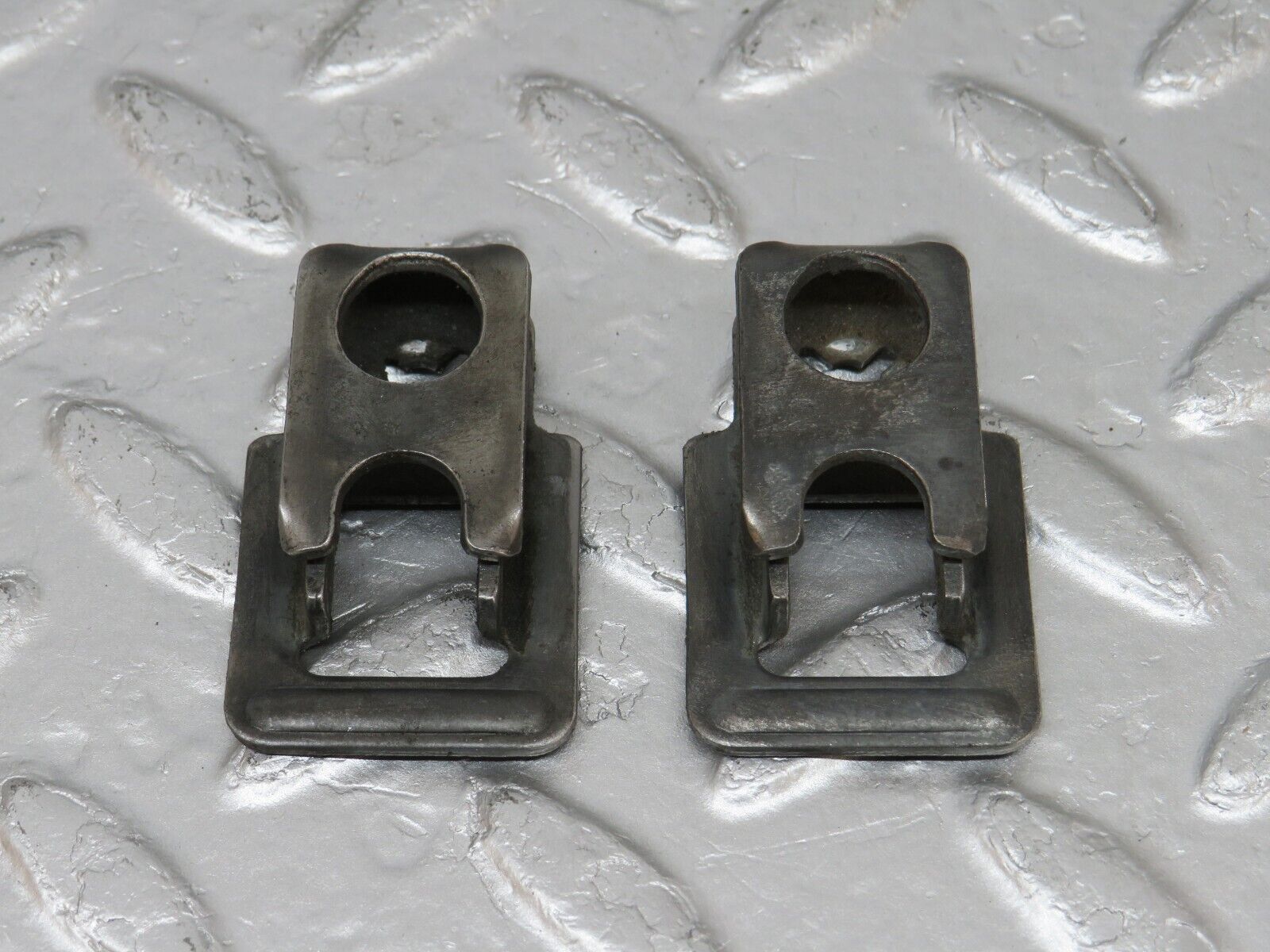 34130 Mercedes-Benz W124 260E Fuel Injector Bracket 2x