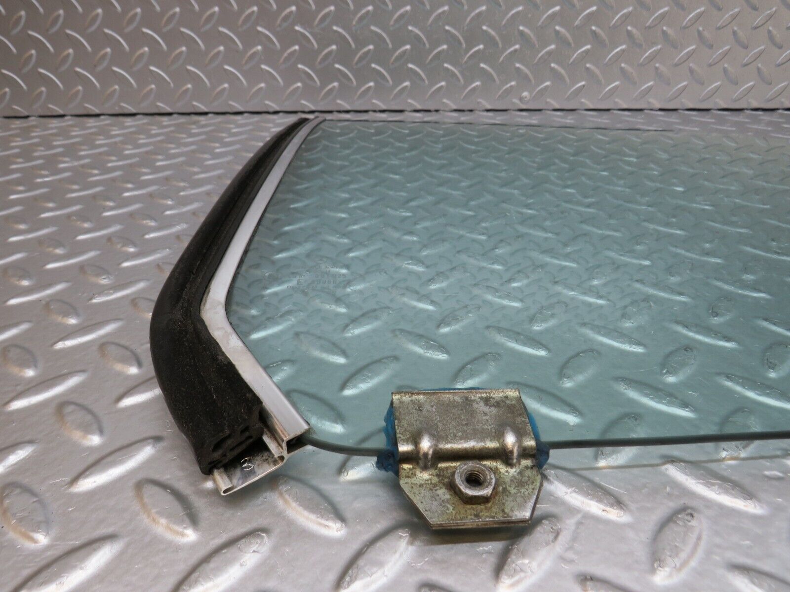34413 Mercedes-Benz C126 380SEC Coupe Rear Left Window Glass