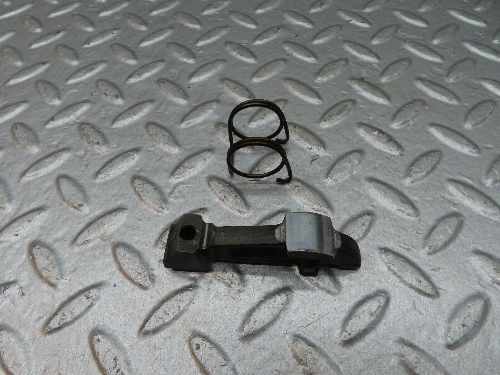 18065 Mercedes-Benz W123 200 Valve Rocker Arm With Retaining Spring