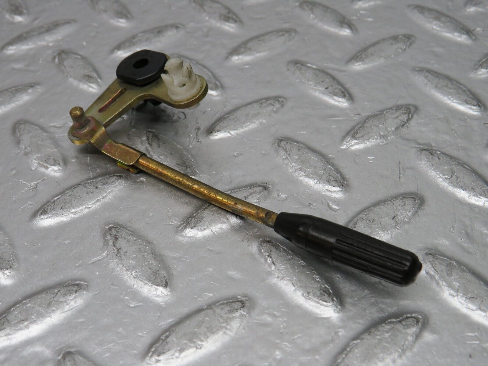 31400 Mercedes-Benz S124 220TE Wagon Rear Door Lock Knob Pair