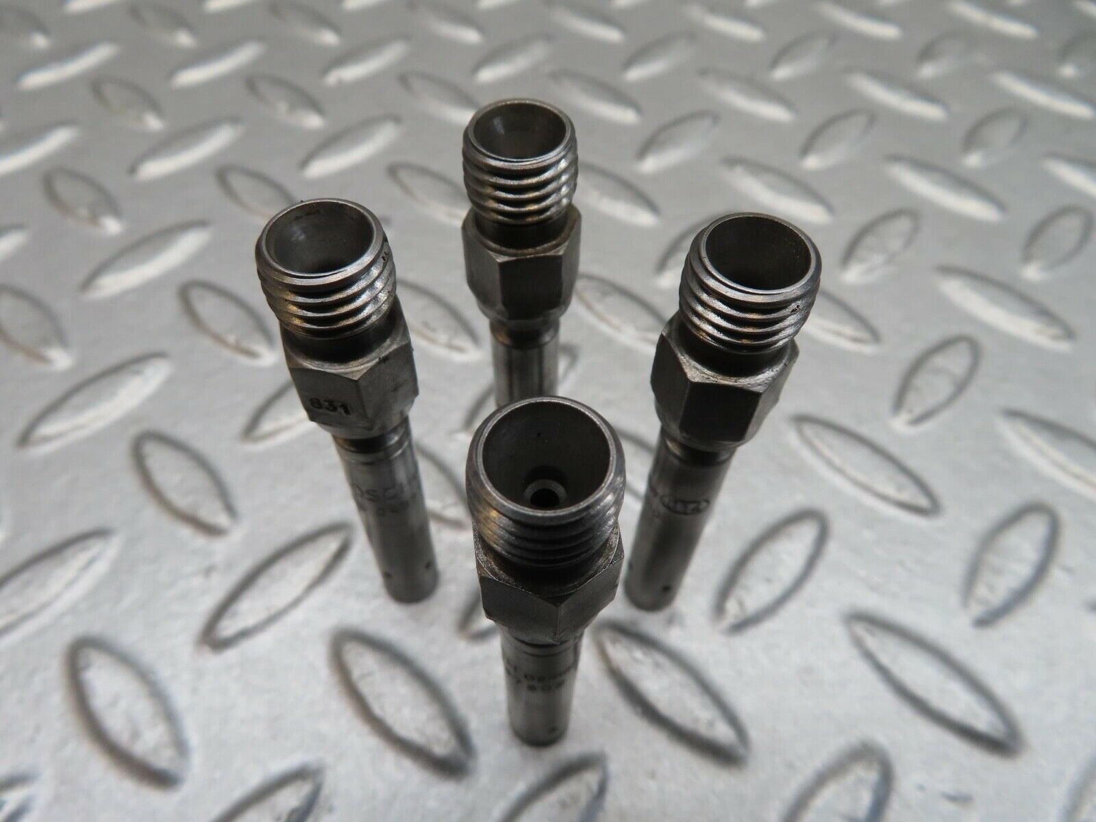 14401 Mercedes-Benz W116 350SE 4x Fuel Injectors Bosch  0437502010